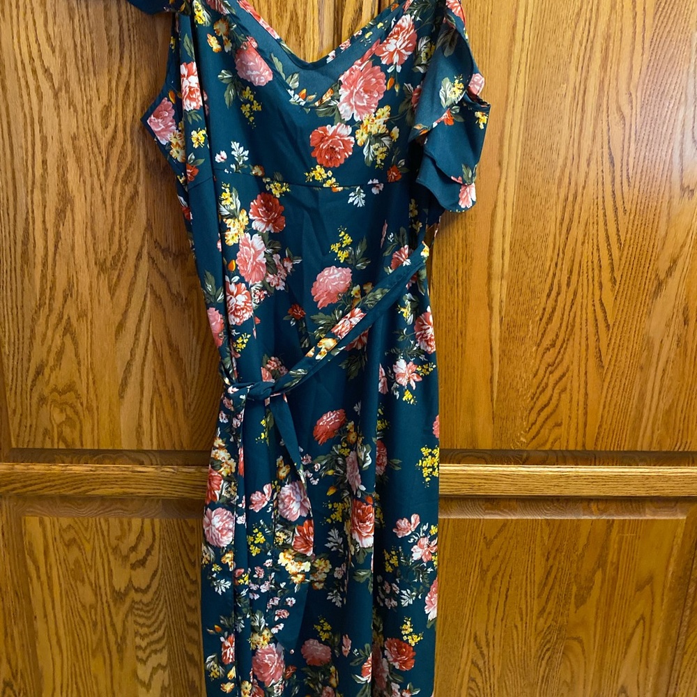 Woman’s 4XL Shein Brand Long Wrap Around Dress. Short Sleeve. Floral.